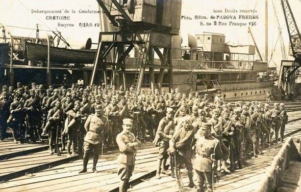 038. Τα ελληνικά στρατεύματα αποβιβάζονται στη Σμύρνη, 2 Μαΐου 1919.